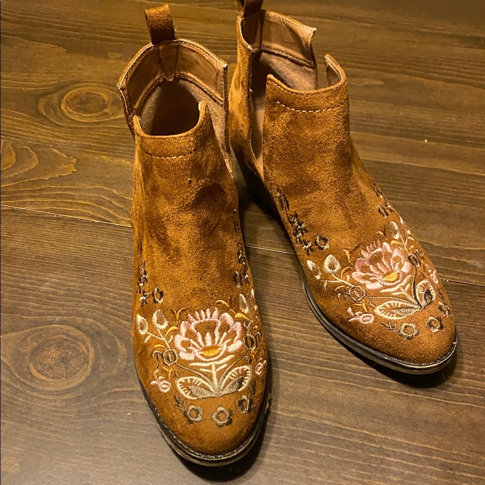 OLIVIA MILLER EMBROIDERED ANKLE BOOTS SZ 7